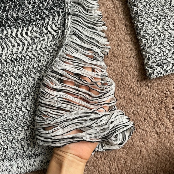 BOGO 🛍️ Distressed Ombré Cable Knit Sweater - Picture 4 of 4